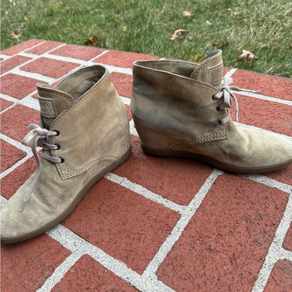 Genuine Prada wedged tan suede boots size 8.5 - Picture 4 of 5